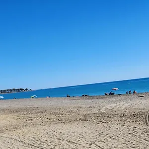 https://bajo-estupendo-con-patio-y-terraza-a-200-metros-de-la-playa.es-andalucia.com